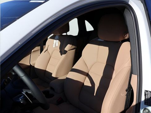 New 2026 Porsche Macan image 5