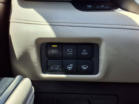 Used 2021 Toyota Highlander Platinum FWD image 25