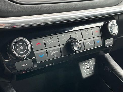 Used 2022 Jeep Compass Limited image 17