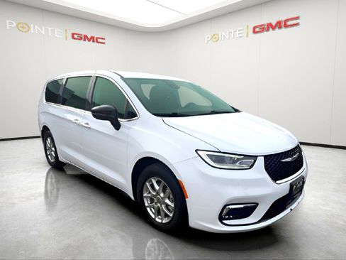 Used 2024 Chrysler Pacifica Touring-L image 32