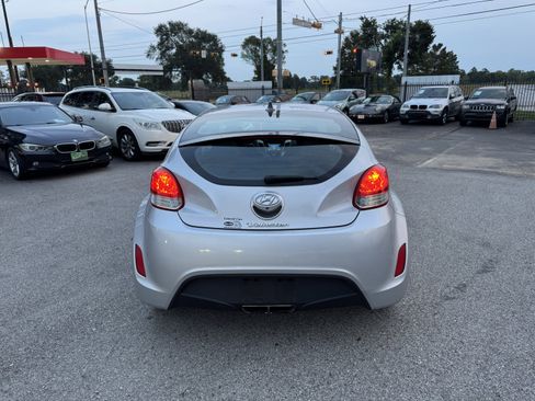 Used 2014 Hyundai Veloster image 9