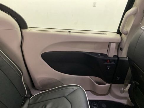Used 2024 Chrysler Pacifica Limited image 26