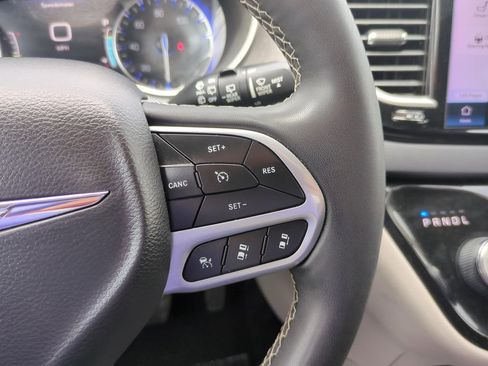 Used 2023 Chrysler Pacifica Touring-L FWD image 20
