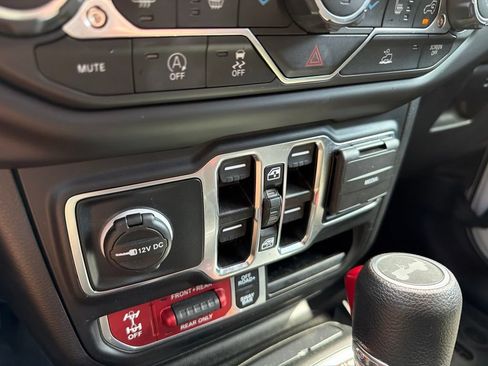 Used 2022 Jeep Wrangler Unlimited Rubicon w/ LED Lighting Group AWD/4WD image 25