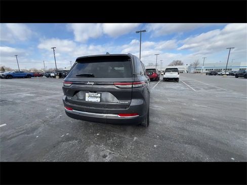 Used 2025 Jeep Grand Cherokee Laredo image 7