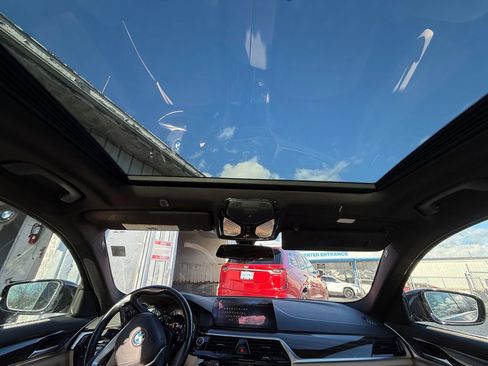 Used 2018 BMW 530i w/ Premium Package image 27