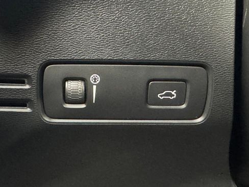 Used 2021 Volvo XC40 P8 Recharge w/ Advanced Package image 18