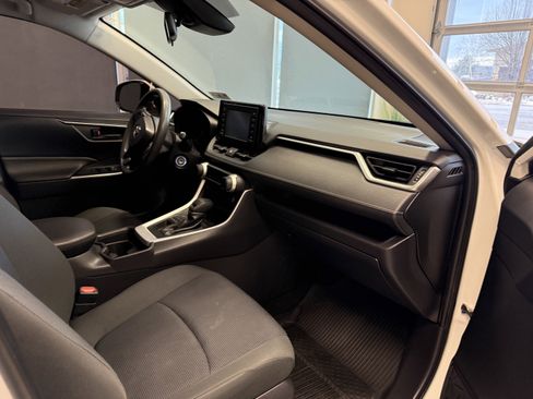 Used 2019 Toyota RAV4 LE image 14