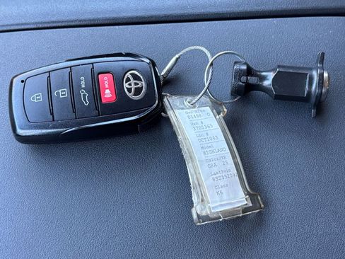 Used 2025 Toyota Highlander LE image 22