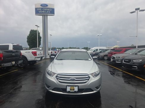 Used 2019 Ford Taurus Limited AWD/4WD image 9