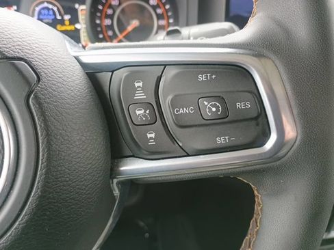 Used 2025 Jeep Wrangler Unlimited Sahara AWD/4WD image 29