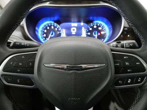 Used 2023 Chrysler Pacifica Limited FWD image 17