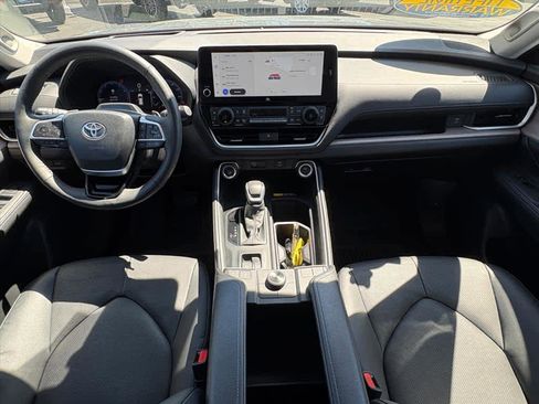 Used 2025 Toyota Grand Highlander AWD image 12