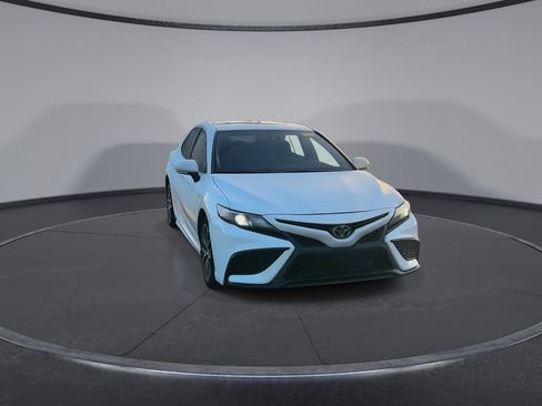 Used 2024 Toyota Camry SE FWD image 3
