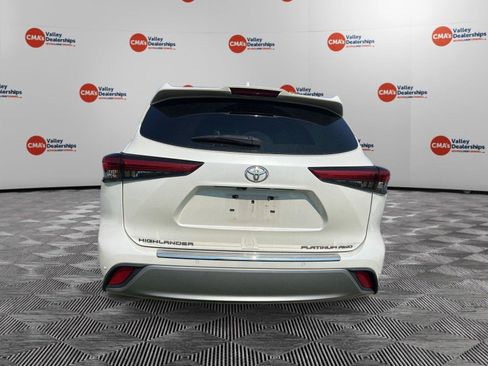 Used 2020 Toyota Highlander Platinum AWD/4WD image 3