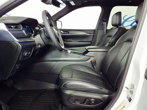 Used 2023 Jeep Grand Cherokee Overland AWD/4WD image 7