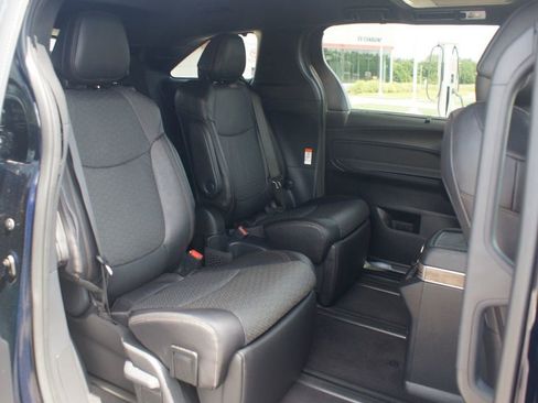 Used 2025 Toyota Sienna Platinum AWD/4WD image 22