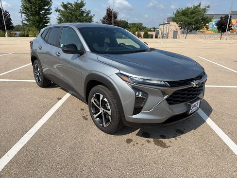 New 2026 Chevrolet Trax RS w/ Sunroof Package FWD image 7