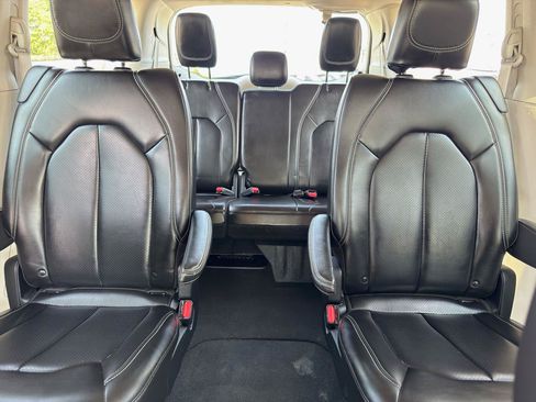 Used 2023 Chrysler Pacifica Touring-L FWD image 62