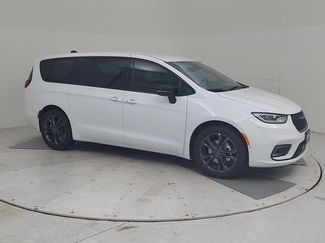 New 2026 Chrysler Pacifica Select video 2