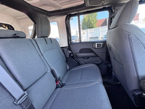 Used 2025 Jeep Wrangler Unlimited Sahara AWD/4WD image 21