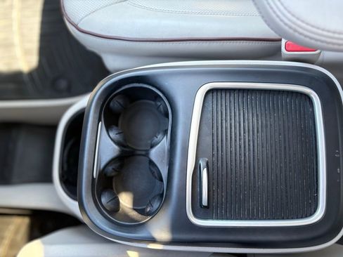 Used 2017 Chrysler Pacifica Limited w/ UConnect Theater Package FWD image 20