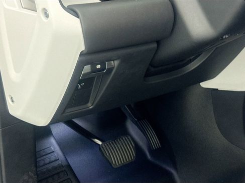 New 2026 Land Rover Defender 130 X-Dynamic SE image 10