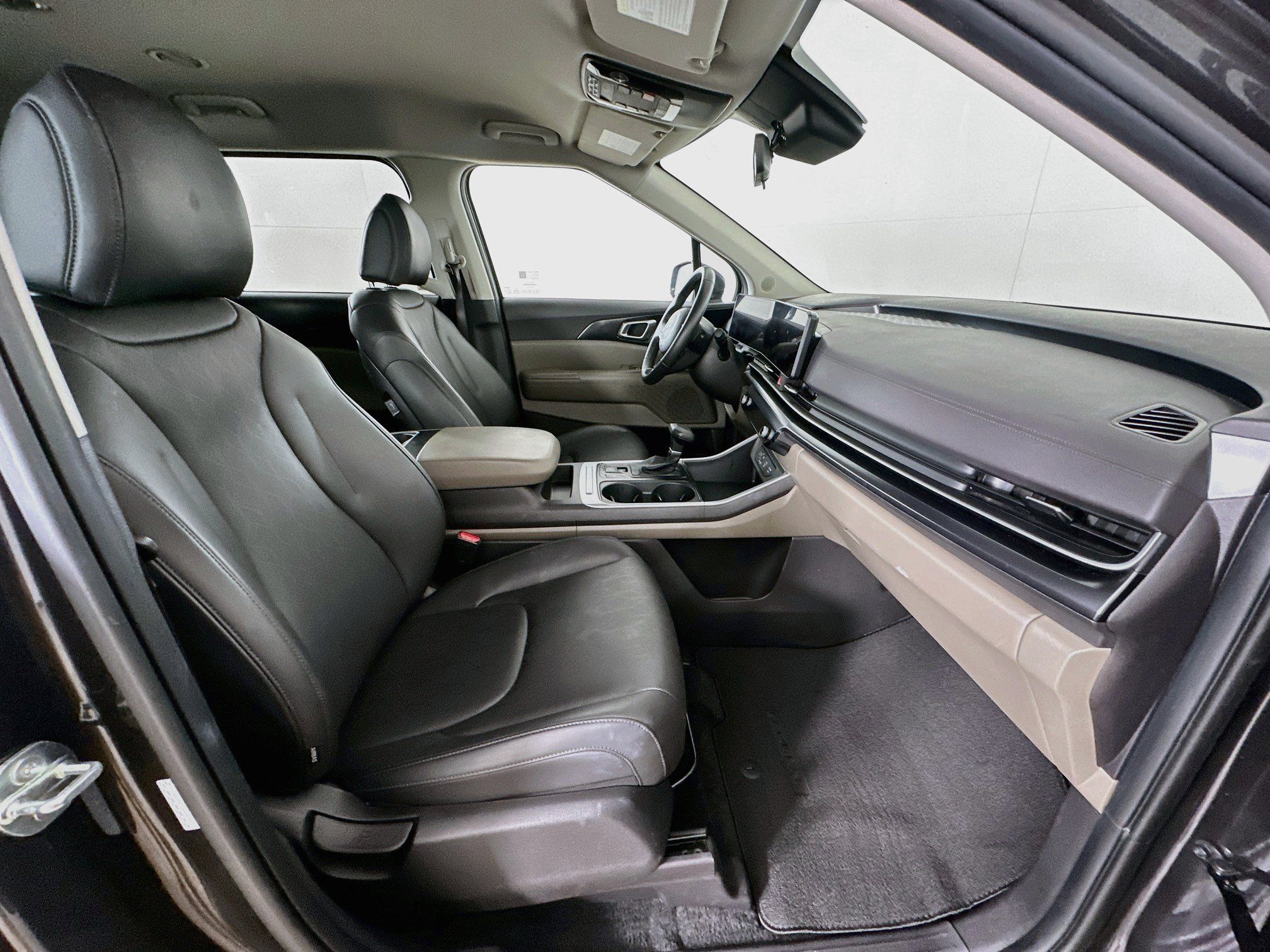 Used 2025 Kia Carnival FWD image 33