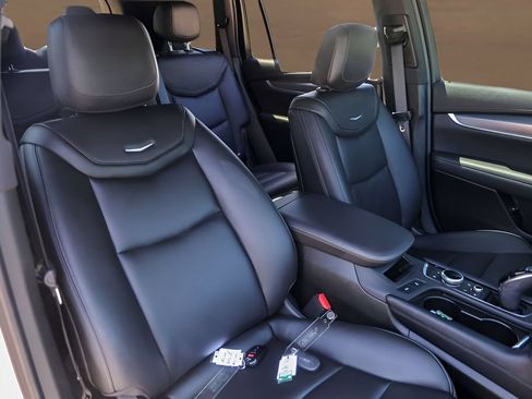 Used 2025 Cadillac XT6 Luxury FWD image 32