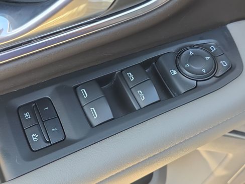 Used 2023 Chevrolet Suburban LT image 18