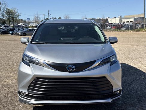 Used 2025 Toyota Sienna XLE image 8