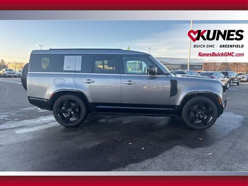 Used 2024 Land Rover Defender 130 X-Dynamic SE image 4