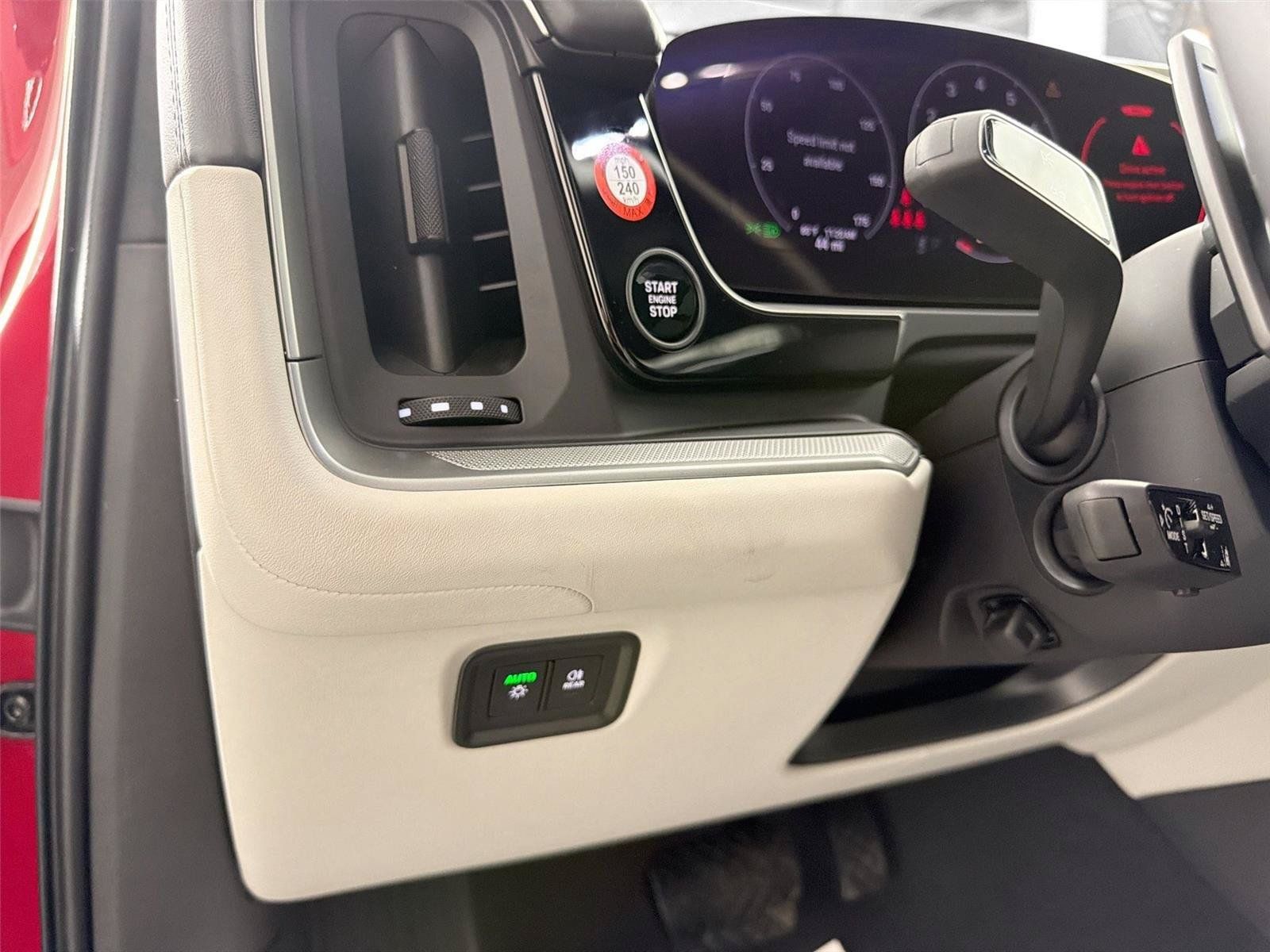 Certified 2026 Porsche Cayenne AWD/4WD image 32