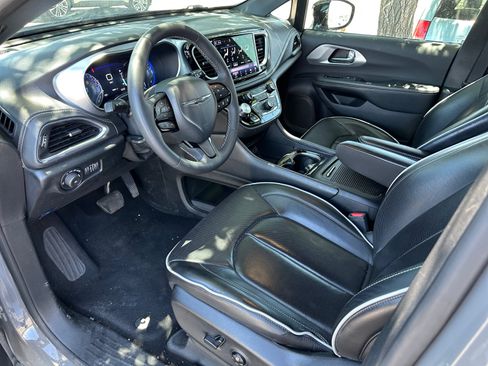 Used 2025 Chrysler Pacifica Limited FWD image 12