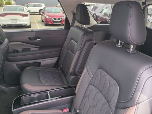 New 2026 Nissan Pathfinder Platinum w/ Accent Package FWD image 29