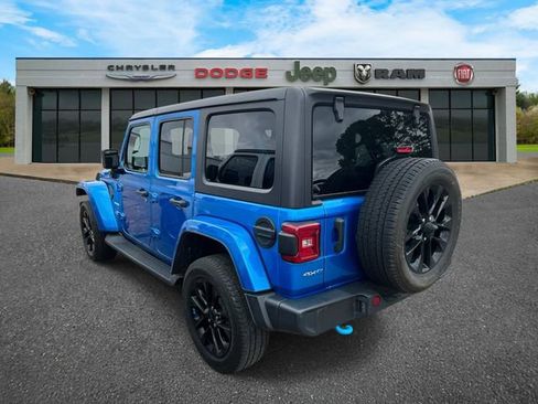 Used 2023 Jeep Wrangler Unlimited Sahara w/ Cold Weather Group AWD/4WD image 6