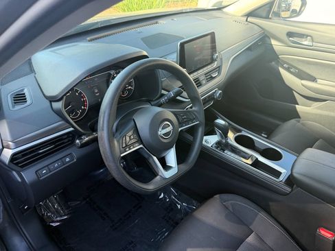 Used 2023 Nissan Altima 2.5 SV FWD image 11