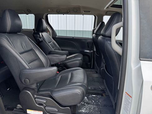 Used 2015 Toyota Sienna SE Premium image 38