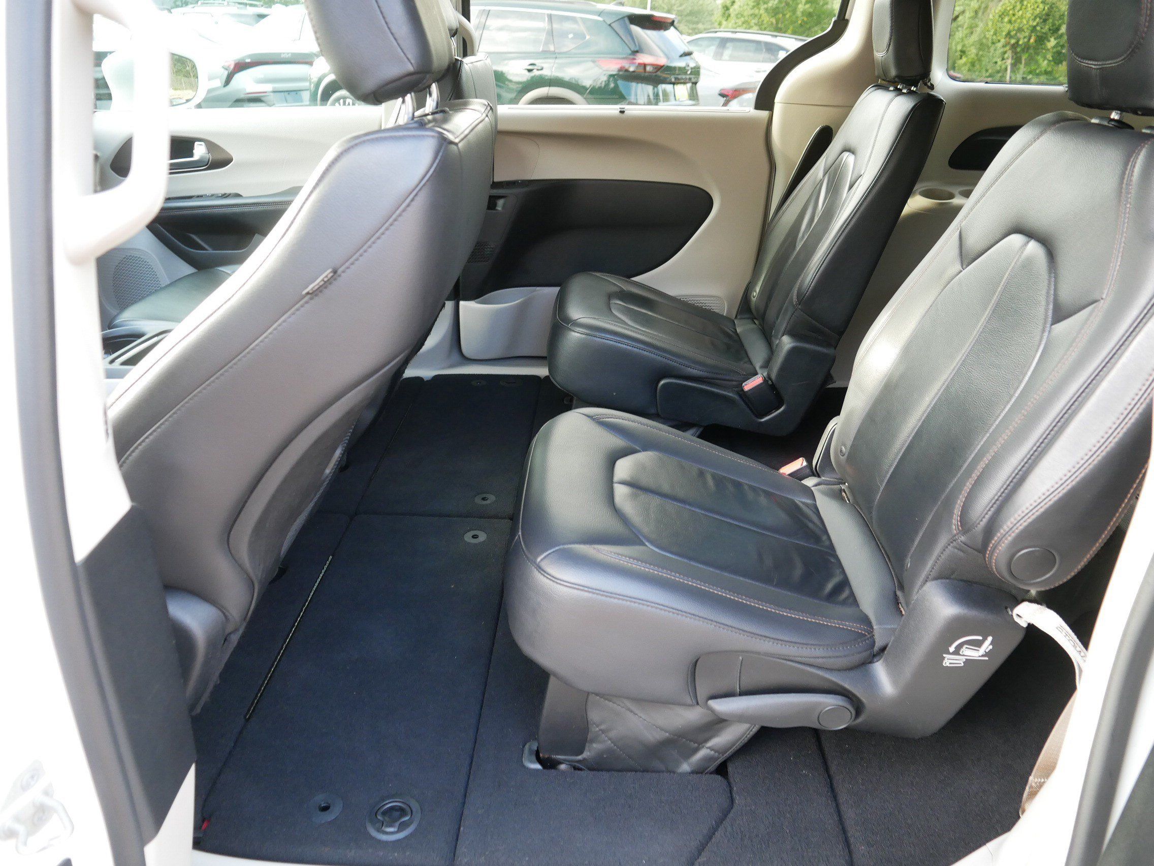 Used 2017 Chrysler Pacifica Touring-L w/ Tire & Wheel Group FWD image 35