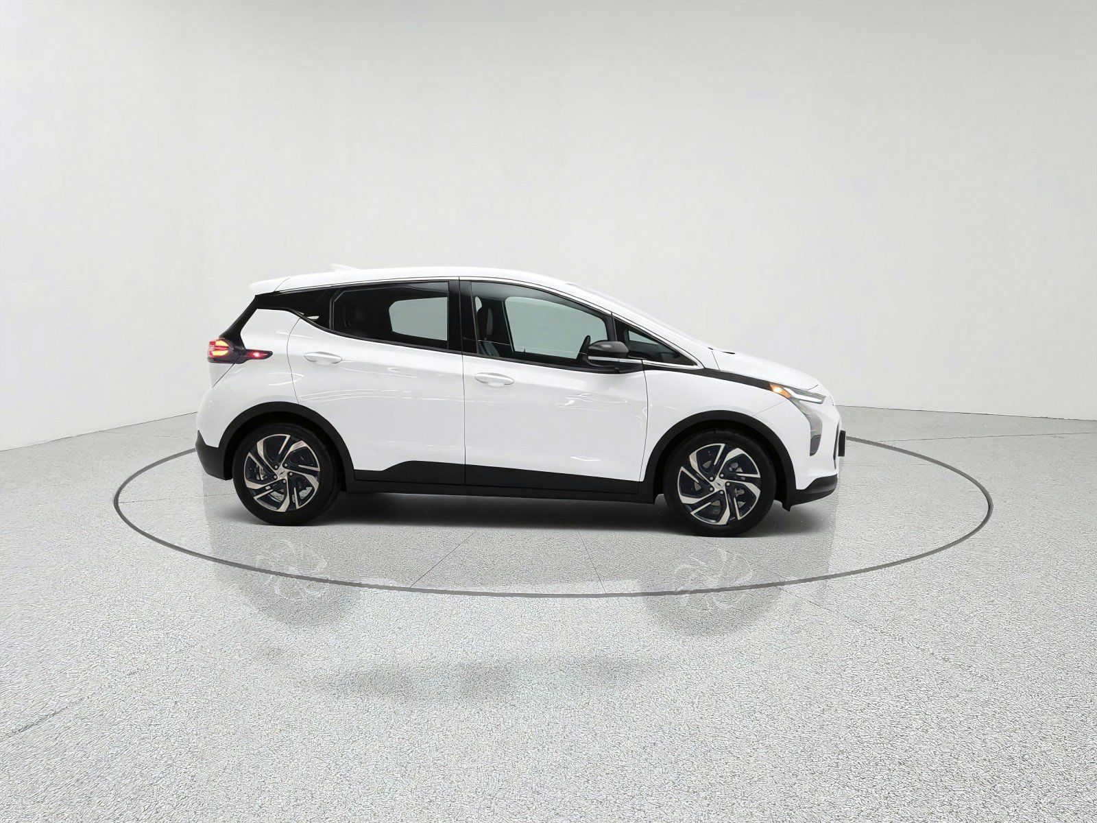 Used 2023 Chevrolet Bolt LT w/ Infotainment Package FWD image 4