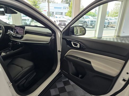 Used 2025 Jeep Compass Limited AWD/4WD image 41