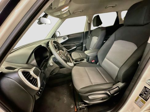 Used 2025 Kia Soul LX w/ LX Technology Package FWD image 13