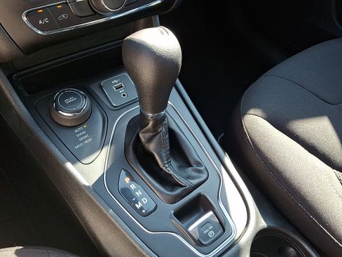Used 2019 Jeep Cherokee Latitude w/ Popular Appearance Group AWD/4WD image 14