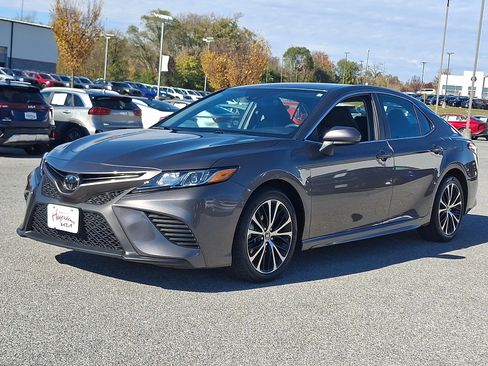 Used 2020 Toyota Camry SE image 3