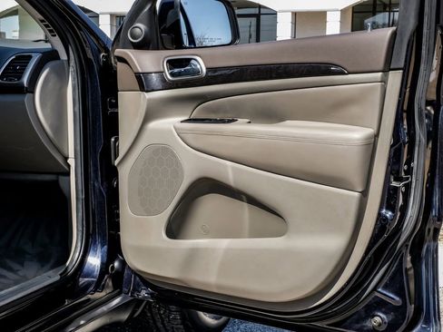 Used 2011 Jeep Grand Cherokee Laredo w/ Security & Convenience Group image 36