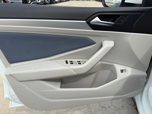 Used 2025 Volkswagen Jetta SE w/ Sunroof Package image 7