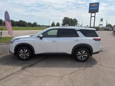 Used 2025 Nissan Pathfinder SL AWD/4WD image 3