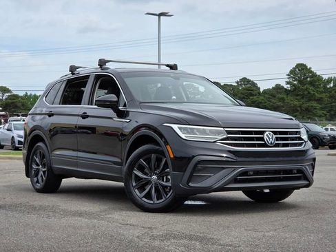 Used 2024 Volkswagen Tiguan SE w/ Panoramic Sunroof Package FWD image 23