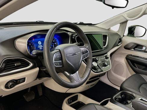 Used 2024 Chrysler Pacifica Touring-L image 18