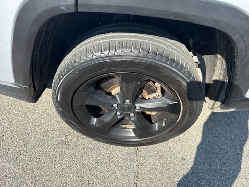 Used 2024 Jeep Grand Cherokee L Limited w/ Black Appearance Package image 5